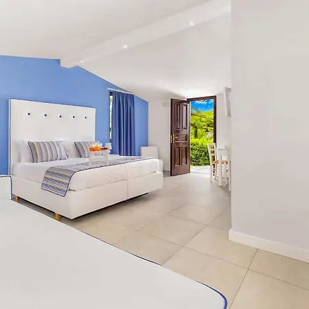 Sleeps 9 Air Con Wifi Villa
