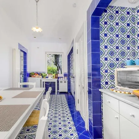 Sleeps 9 Air Con Wifi Villa