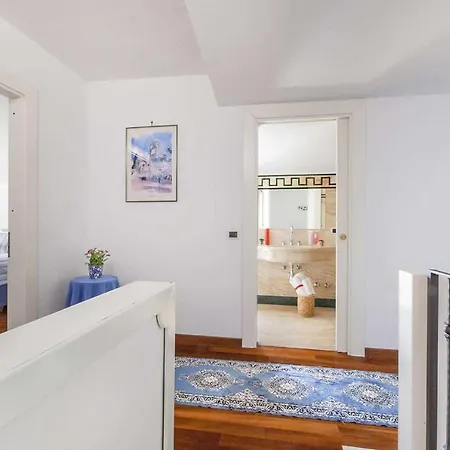 Sleeps 9 Air Con Wifi Villa